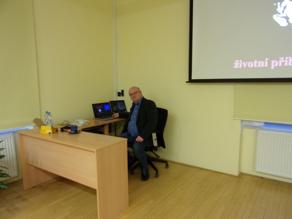 studenti seznamující přednášejícítrpaslík datování online